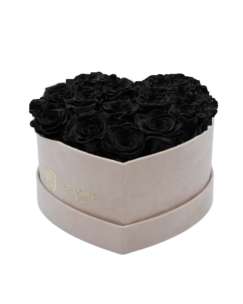 Rosenbox Herz mit Schwarzen konservierten Rosen – Diese stilvolle Rosenbox in Beige ist gefüllt mit ewigen schwarzen Rosen, die einen eleganten und edlen Touch verleihen. Die konservierten Rosen behalten ihre Frische und Schönheit über lange Zeit hinweg, ganz ohne Pflegeaufwand. Bestellen Sie diese luxuriöse Infinity Rosenbox Herz mit schwarzen Rosen bei JustFlower.ch und überraschen Sie Ihre Liebsten mit einem einzigartigen Geschenk.