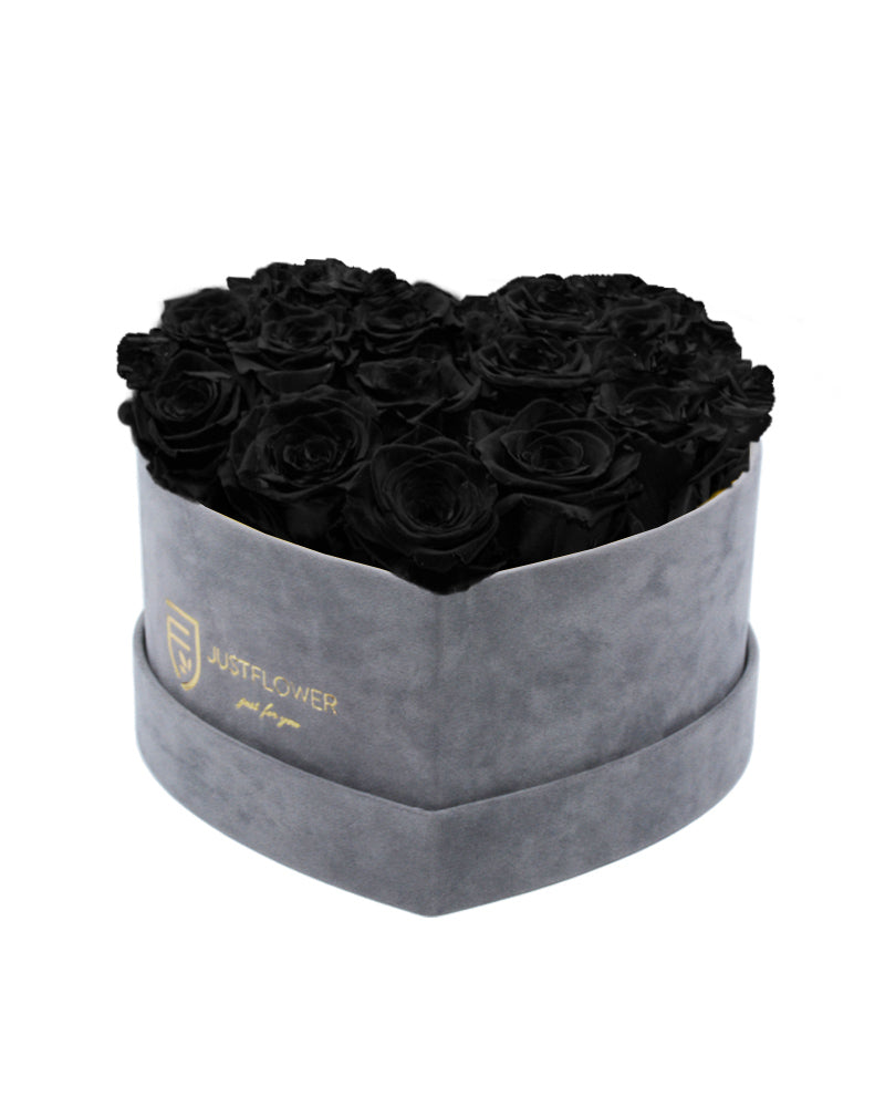 Rosenbox Herz mit Schwarzen konservierten Rosen – Diese elegante Rosenbox in Grau enthält ewige schwarze Rosen, die durch die konservierte Rosen-Technologie ihre Schönheit über lange Zeit erhalten. Die luxuriöse Infinity Rosenbox Herz ist ein außergewöhnliches Geschenk für besondere Anlässe und hinterlässt einen bleibenden Eindruck. Bestellen Sie diese edle Rosenbox bei JustFlower.ch und überraschen Sie Ihre Liebsten mit einer einzigartigen Geste.