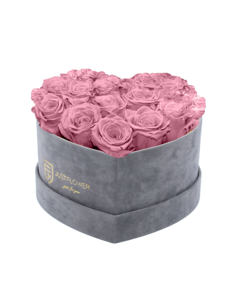Rosenbox Herz mit Vintage-Pink Infinity Rosen – Diese elegante Rosenbox aus grauem Samt ist mit ewigen Vintage-Pink Rosen gefüllt, die ihre außergewöhnliche Farbe und Frische über Monate bewahren. Diese konservierten Rosen bieten eine langanhaltende Schönheit, die Ihr Zuhause oder Ihren besonderen Anlass veredelt. Ideal für romantische Geschenke oder als luxuriöses Highlight für Hochzeiten, Jubiläen oder andere Feierlichkeiten. Bestellen Sie diese Infinity Rosenbox Herz mit ewigen Rosen bei Ju