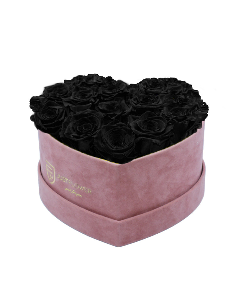 Rosenbox Herz mit schwarzen Rosen – Diese elegante Rosenbox Herz enthält ewige Rosen in tiefem Schwarz und ist in einem zarten hellrosa Velvet Rosenbox verpackt. Bestellen Sie diese stilvolle Rosenbox mit konservierten Rosen bei JustFlower.ch und machen Sie jeden Moment besonders.