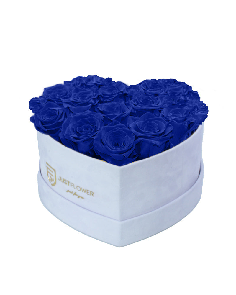 Rosenbox Herz mit dunkel-blauen konservierten Rosen – Diese beeindruckende Infinity Rosenbox ist mit kräftigen, dunkelblauen konservierten Rosen gefüllt und ist der perfekte Ausdruck für eine elegante und moderne Geschenkidee. Ideal für besondere Momente oder als luxuriöse Dekoration. Bestellen Sie Ihre exklusive Rosenbox Herz mit ewigen Rosen bei JustFlower.ch.