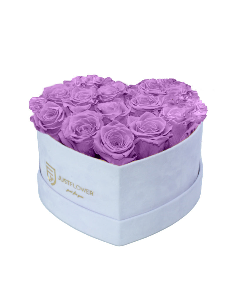 Rosenbox Herz mit Infinity lilafarbenen Rosen – Diese eleganten ewigen Rosen in einem zarten Lilaton kommen in einer luxuriösen weißen Rosenbox Herz. Ideal für besondere Anlässe oder als einzigartiges Geschenk. Bestellen, verschenken oder kaufen Sie diese exklusive Infinity Rosenbox mit konservierten Rosen bei JustFlower.ch.