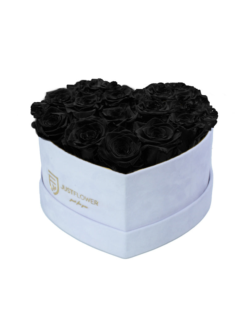 Rosenbox Herz mit Infinity Rosen in Schwarz – Diese edlen ewigen Rosen in elegantem Schwarz werden in einer weißen Herzbox arrangiert und verleihen jedem Raum eine mystische Ausstrahlung. Bestellen, verschenken oder kaufen Sie diese luxuriöse Rosenbox mit Infinity Rosen bei JustFlower.ch.