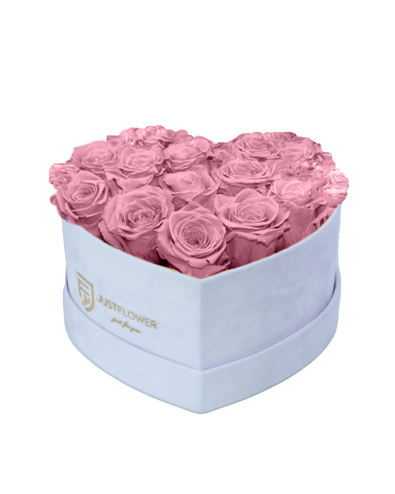 Rosenbox Herz mit Infinity Rosen in Vintage Pink – Diese zarten ewigen Rosen in einem sanften Vintage Pink schaffen eine edle Atmosphäre. Die konservierte Rosen sind in einer weißen Herzbox arrangiert und versprechen lang anhaltende Schönheit. Bestellen, verschenken oder kaufen Sie diese luxuriöse Rosenbox mit Infinity Rosen bei JustFlower.ch.