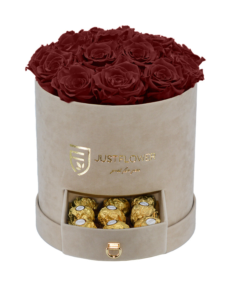 Rosenbox mit burgunderfarbenen Infinity Rosen – Ewige Rosen in einer eleganten Beige Rosenbox mit Schublade, gefüllt mit Ferrero Rocher. Bestellen Sie diese exquisite konservierte Rosenbox bei JustFlower.ch für besondere Anlässe.