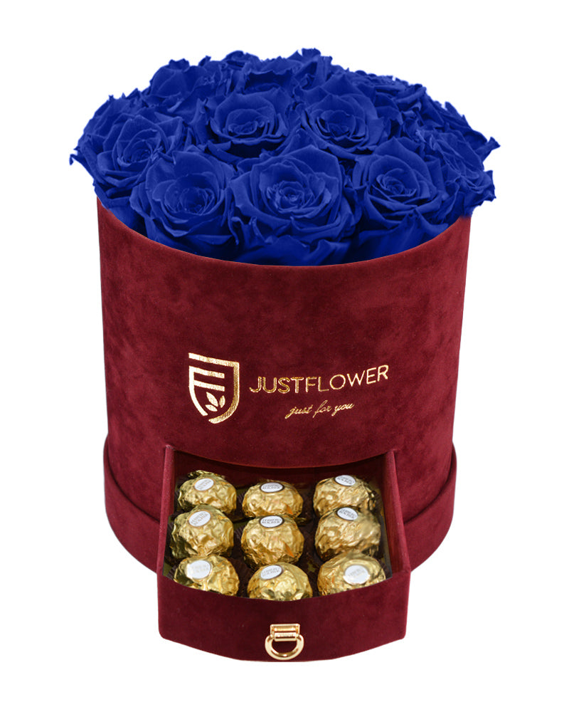 Rosenbox mit blauen Infinity Rosen – Burgunderfarbene Rosenbox mit konservierten ewigen Rosen und einer Schublade voller Ferrero Rocher. Bestellen Sie diese luxuriöse Rosenbox bei JustFlower.ch für das ideale Geschenk.