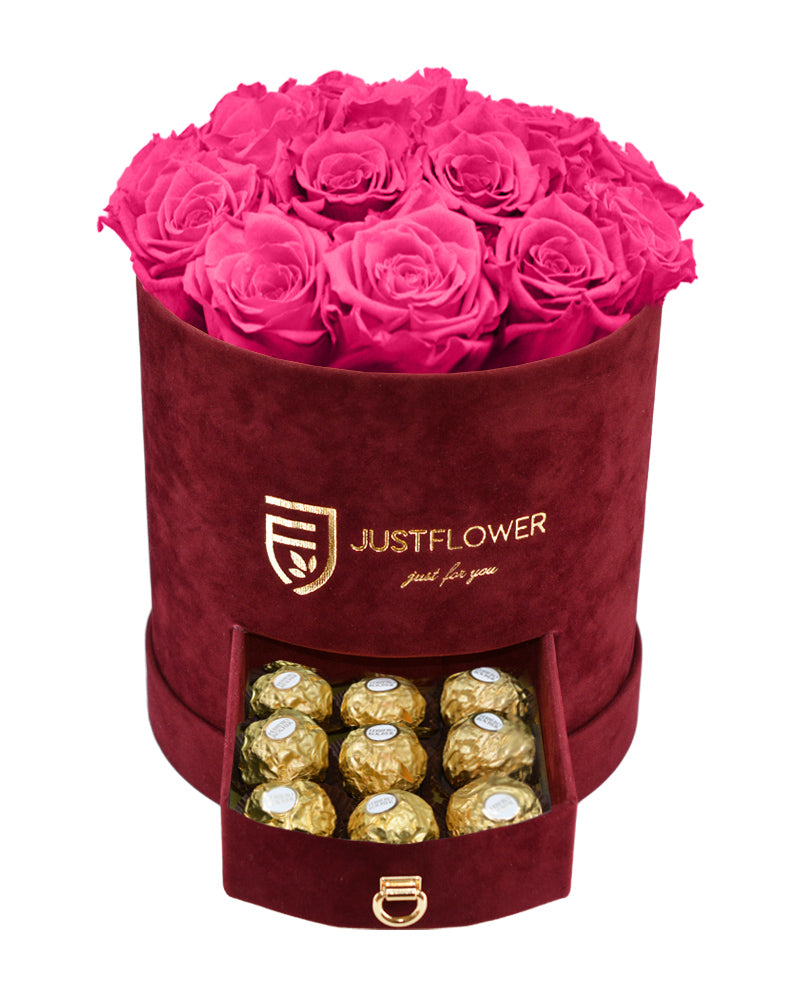 Rosenbox mit pinken Infinity Rosen – Burgunderfarbene Rosenbox mit konservierten ewigen Rosen und einer Schublade voller Ferrero Rocher. Bestellen Sie diese luxuriöse Rosenbox bei JustFlower.ch für ein besonderes Geschenk.