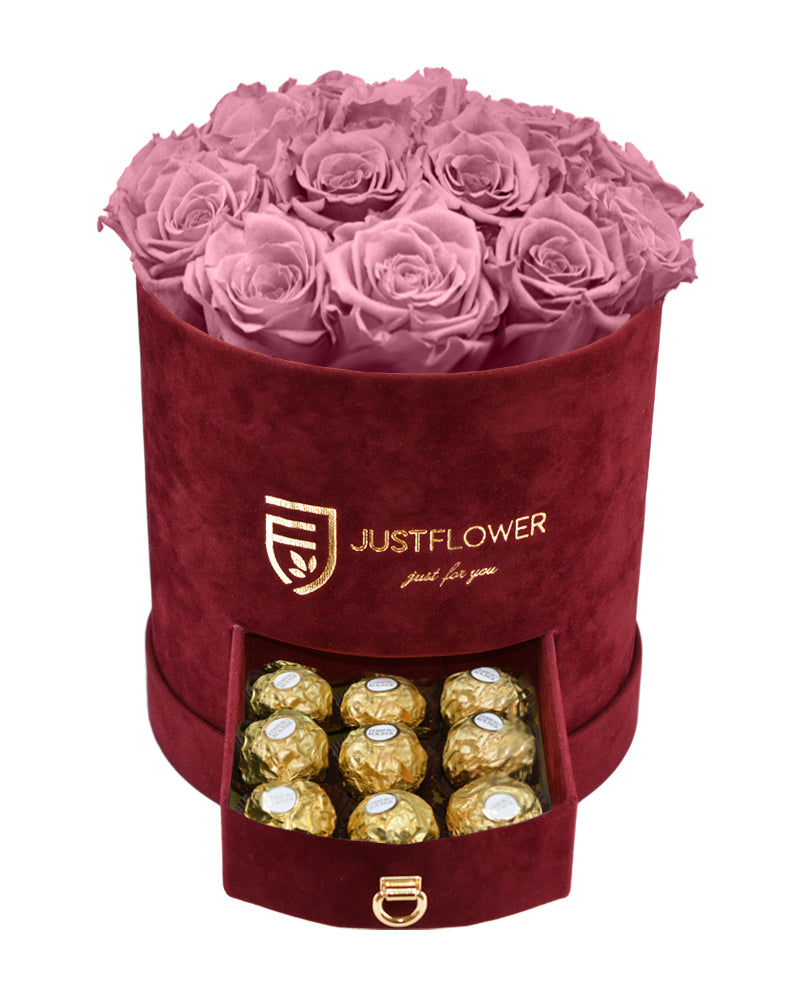 Rosenbox mit vintage pink Infinity Rosen – Burgunderfarbene Rosenbox mit konservierten ewigen Rosen und einer Schublade voller Ferrero Rocher. Bestellen Sie diese luxuriöse Rosenbox bei JustFlower.ch als ideales Geschenk.