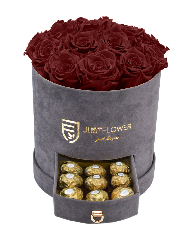 Rosenbox mit burgunder Infinity Rosen – Graue Rosenbox mit konservierten burgunder ewigen Rosen und einer Schublade voller Ferrero Rocher. Bestellen Sie diese luxuriöse Rosenbox bei JustFlower.ch für ein exklusives Geschenk.