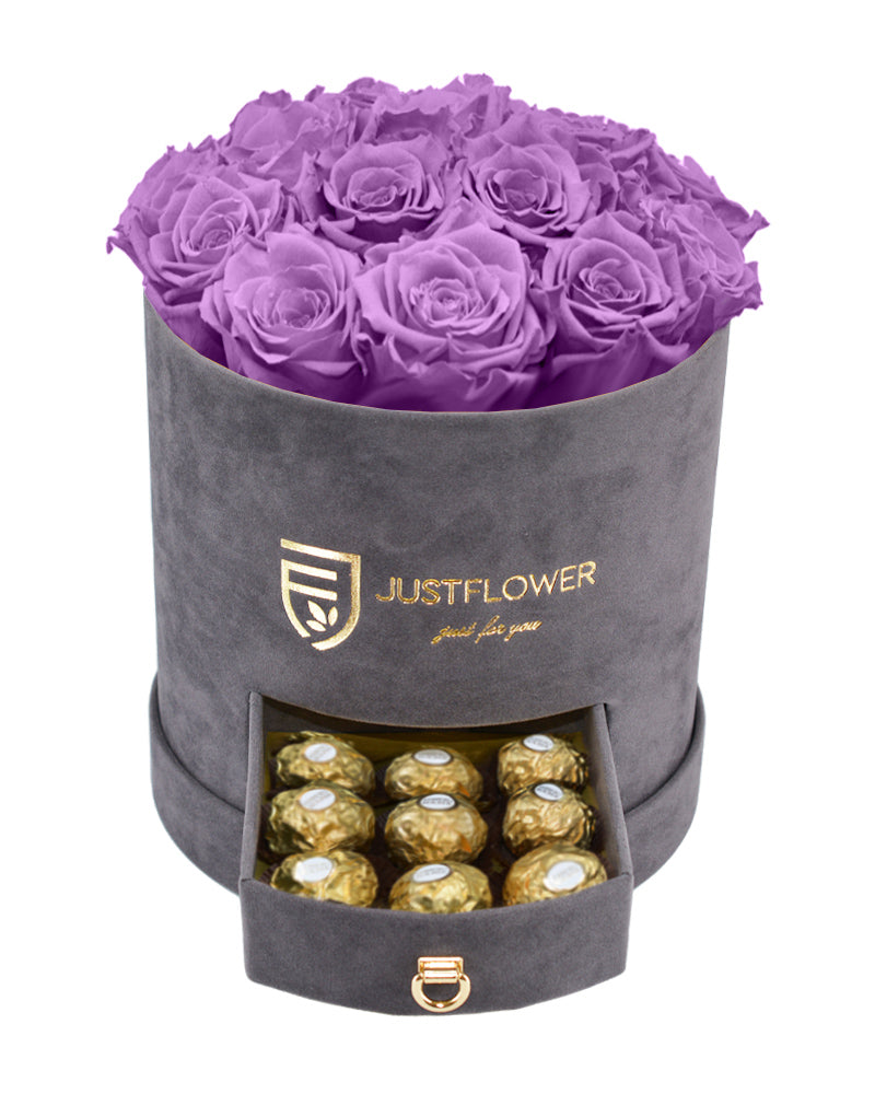 Rosenbox mit lila Infinity Rosen – Graue Rosenbox mit konservierten lila ewigen Rosen und einer Schublade voller Ferrero Rocher. Bestellen Sie diese elegante Rosenbox bei JustFlower.ch als perfektes Geschenk.