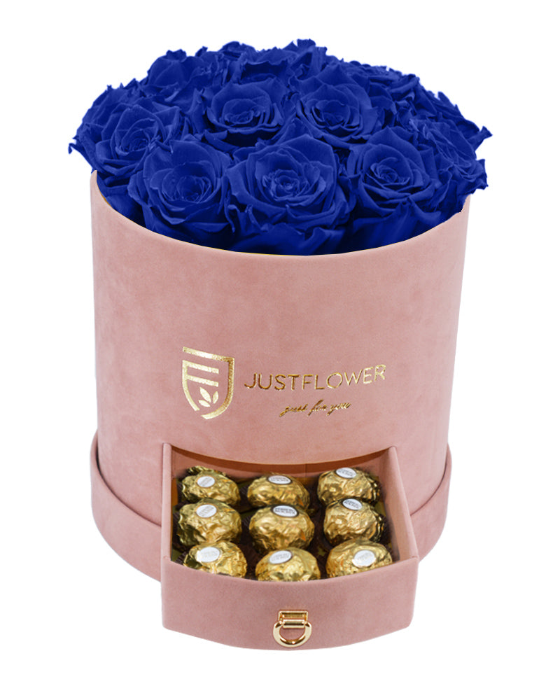 Rosenbox mit dunkelblauen Infinity Rosen und Ferrero Rocher – Bestellen Sie diese exklusive Box mit ewigen Rosen und süßen Pralinen bei JustFlower.ch!