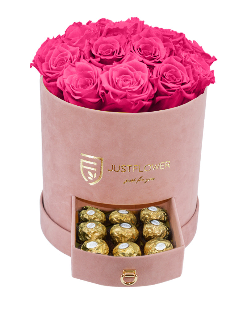 Rosenbox mit pinken Infinity Rosen und Ferrero Rocher – Holen Sie sich jetzt diese elegante Box mit ewigen Rosen und süßen Pralinen bei JustFlower.ch.