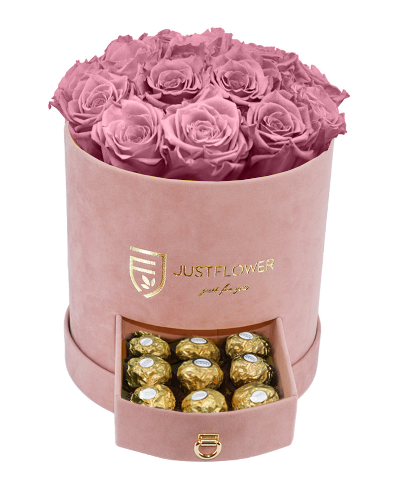 Rosenbox mit vintagepink konservierten Rosen und Ferrero Rocher – Bestellen Sie diese elegante Kombination bei JustFlower.ch, die ewige Schönheit der Rosen und köstliche Pralinen.