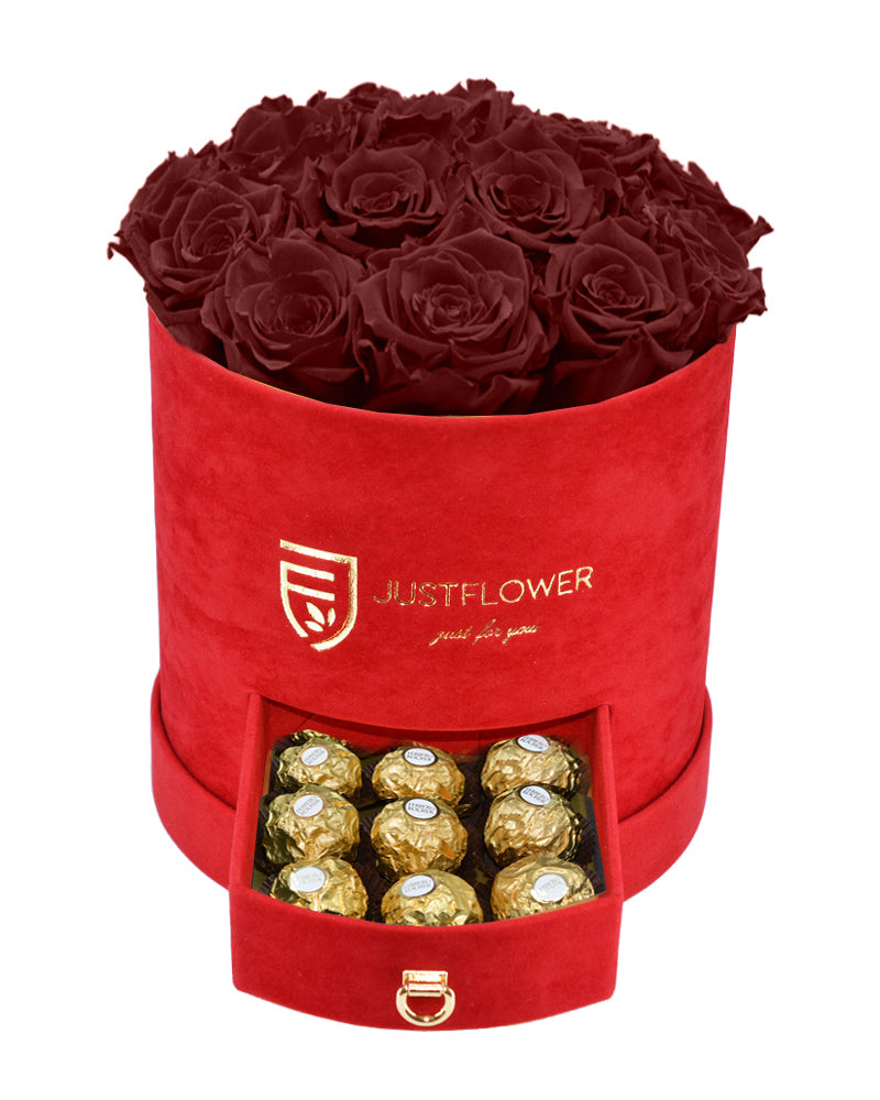 Rosenbox mit Burgunder Infinity Rosen – Rote Rosenbox mit konservierten burgunderfarbenen Rosen und einer Schublade voller Goldschokolade. Bestellen Sie diese luxuriöse Rosenbox bei JustFlower.ch für das ideale Geschenk.