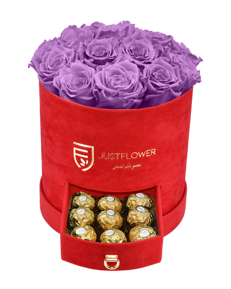 Rosenbox mit lila Infinity Rosen – Rote Rosenbox mit konservierten lilafarbenen Rosen und einer Schublade voller Goldschokolade. Bestellen Sie diese luxuriöse Rosenbox bei JustFlower.ch für das ideale Geschenk.