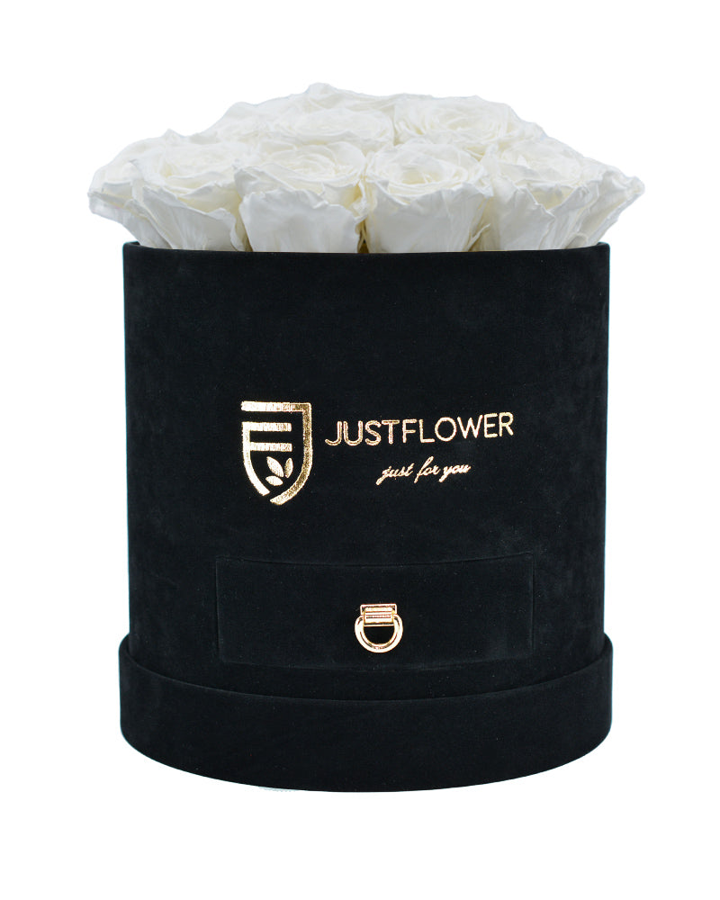 Rosenbox mit weißen ewigen Rosen – Exklusive schwarze Rosenbox mit konservierten weißen Infinity Rosen. Bestellen Sie diese edle Rosenbox bei JustFlower.ch und erfreuen Sie Ihre Liebsten.