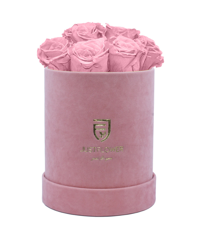 Rosenbox mit ewigen rosa Rosen in einer eleganten rosa Rosenbox. Bestellen Sie diese luxuriöse Rosenbox bei JustFlower.ch für ein besonderes Geschenk, das für immer hält.