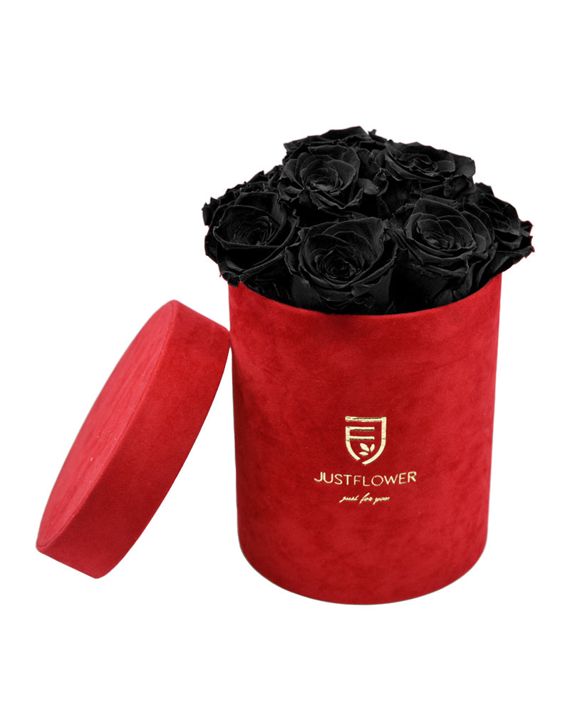 Rosenbox mit schwarzen Rosen in rotem Samt Rosenbox, elegant und luxuriös. Bestellen Sie diese exklusive ewige Rosen bei JustFlower.ch für ein unvergessliches Geschenk.