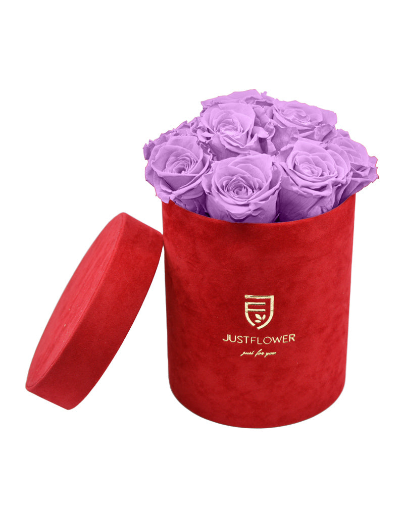 Rosenbox mit lilafarbenen konservierten Rosen in einer eleganten roten Velvetbox. Bestellen Sie Ihre edle Rosenbox bei JustFlower.ch.