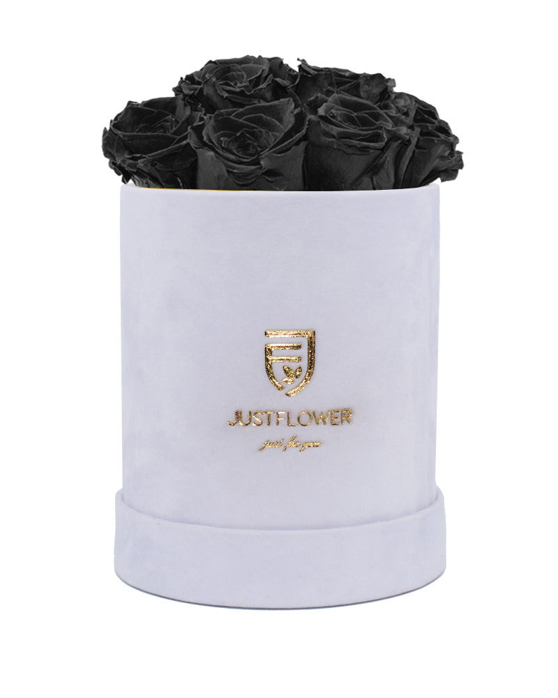 Rosenbox mit schwarzen konservierten Rosen in einer eleganten weißen Rosenbox. Perfekt als Geschenk, kaufen Sie diese außergewöhnliche Infinity Rosenbox bei JustFlower.ch.